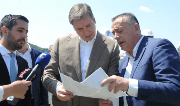 Vučić s ambasadorima Turske, SAD-a i Velike Britanije obišao Moravski koridor: Najširi i prvi digitalizovani autoput u Srbiji