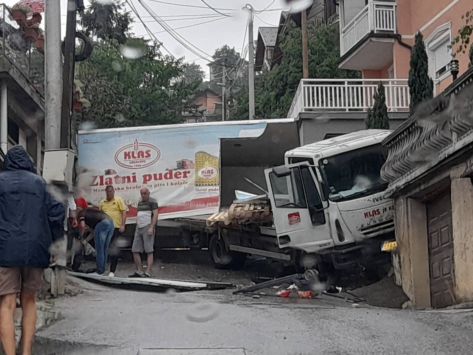 Haos u Sarajevu: Kamionom se zabio u zid i garažu