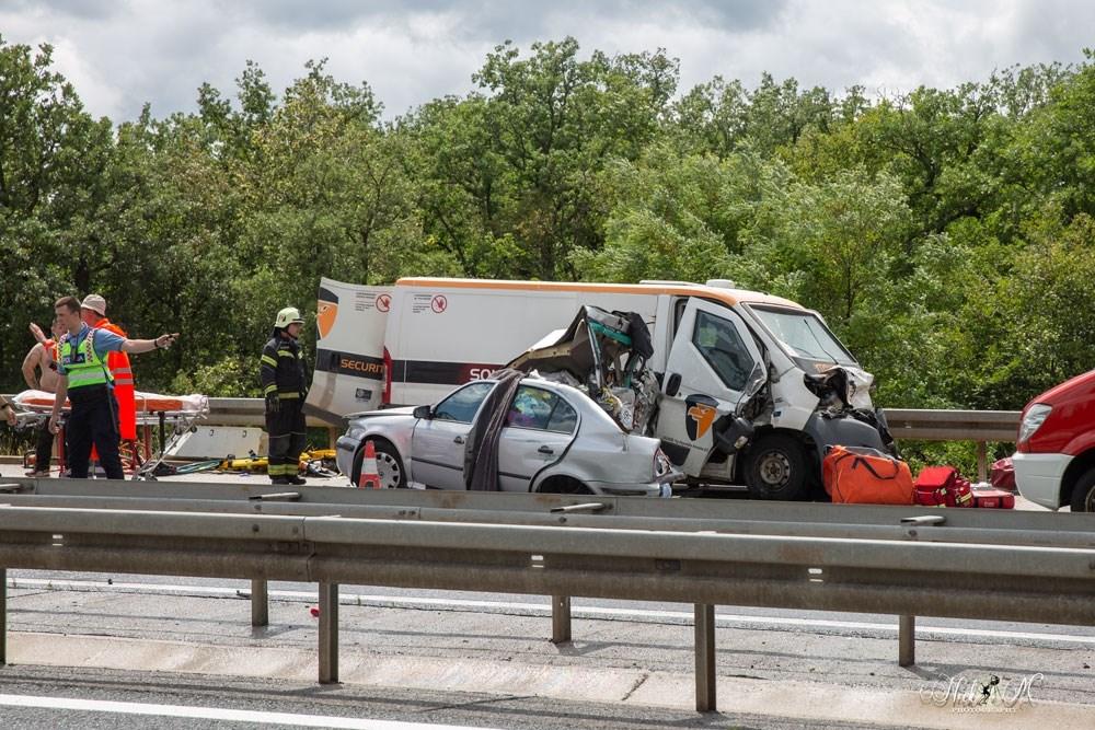 Stravična saobraćajna nesreća: Kombi se zabio u Škodu, dvije osobe poginule, ima i povrijeđenih