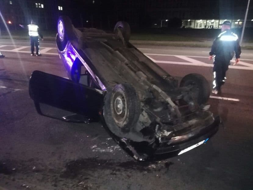 Tri ekipe Hitne pomoći na terenu zbog saobraćajne nesreće: Prevrnuo se automobil, više osoba povrijeđeno