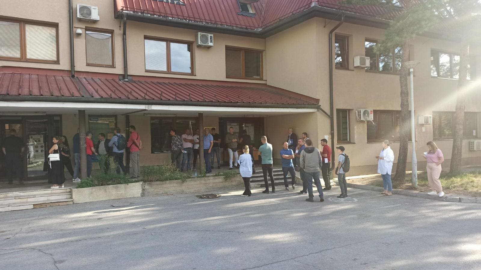 Velike gužve na izdavanju vozačkih dozvola, građani padaju u nesvijest: Evo šta kažu iz Ministarstva