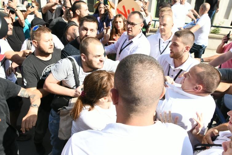 Dramatično u Novom Sadu: Brutalni sukobi građana i policije
