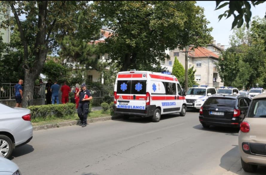 Ženi sjekirom smrskao glavu pa pokušao da se zakolje