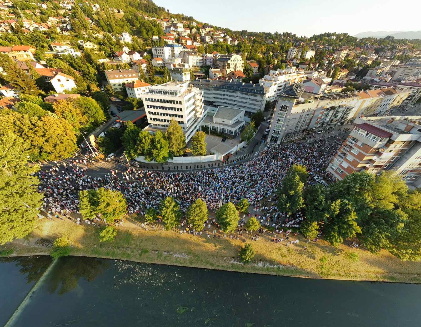 Oglasio se MUP KS: Protestima ispred OHR-a prisustvovalo 7.000 građana