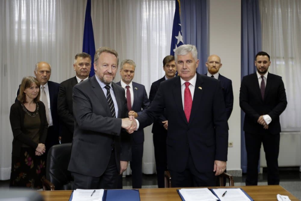 Idućih 48 sati je ključno za BiH, a čini se da je za sve kriv jedan Izetbegovićev potpis: U zakon uvode ono što je podržao uz osmijeh