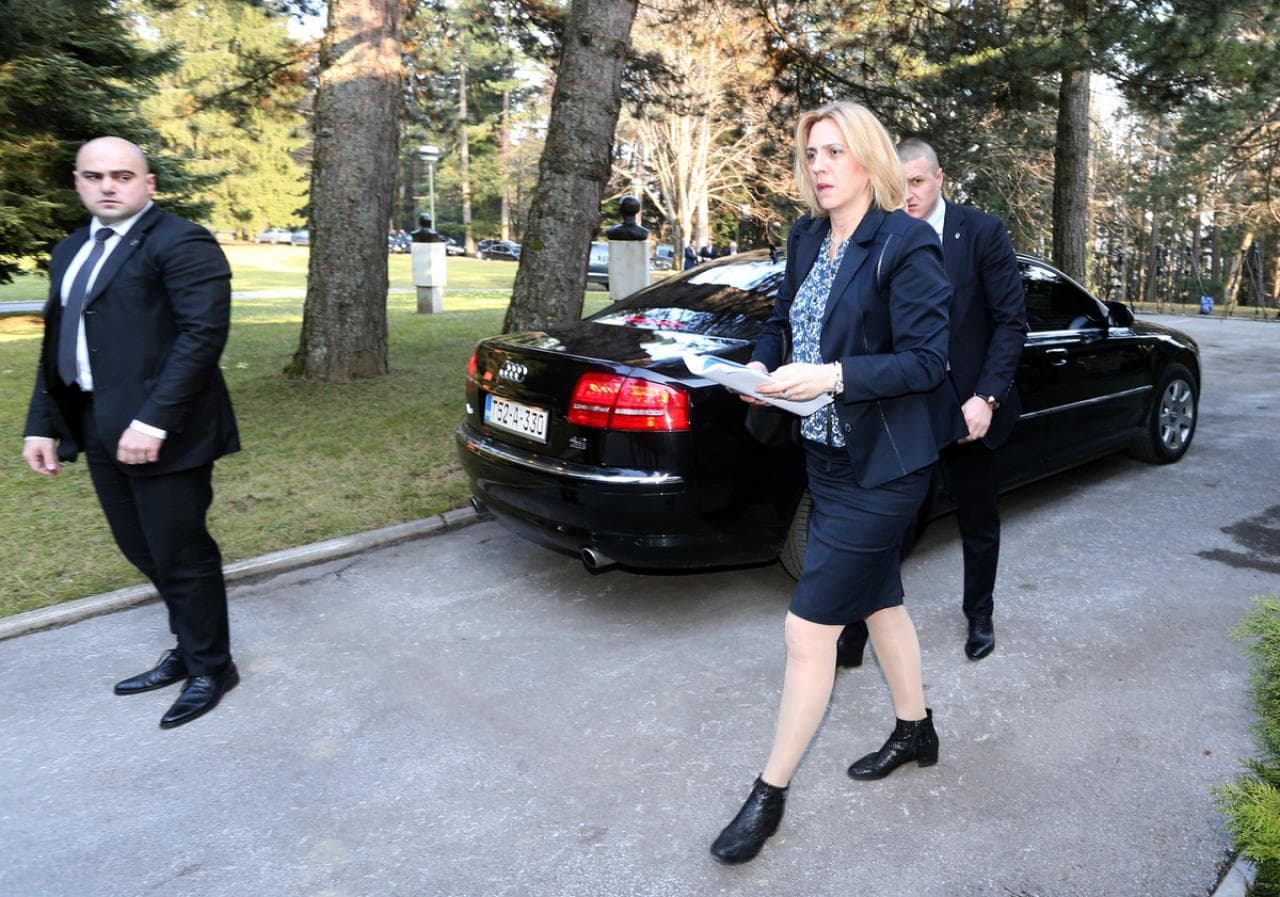 Kod Mostara napadnuto vozilo Željke Cvijanović: Hyundaijem prepriječio put, pa otrgnuo rotacijsko svijetlo sa službenog vozila