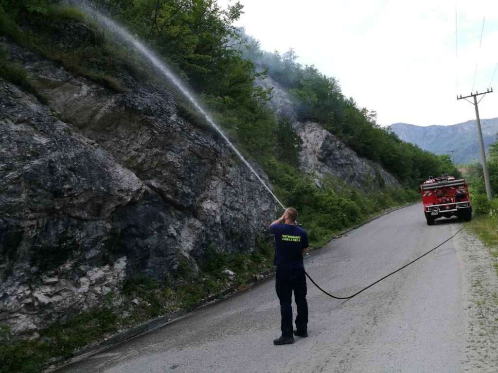Požare u Konjicu gasio i helikopter OS BiH, no situacija i dalje teška