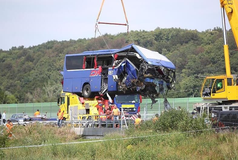 Vozač busa izgubio kontrolu, probio ogradu i sletio s autoceste