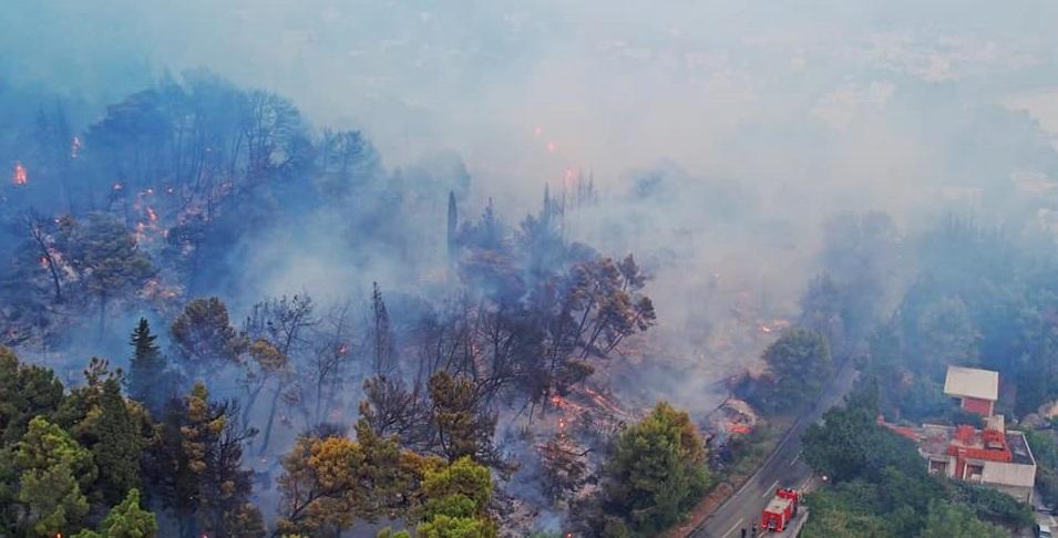 Požar kod Bara stavljen pod kontrolu, povrijeđeni vatrogasac i građanin