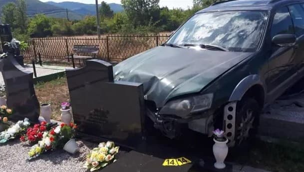 Nesvakidašnja nesreća: Automobilom sletio s ceste na groblje, porušio je nekoliko nadgrobnih spomenika