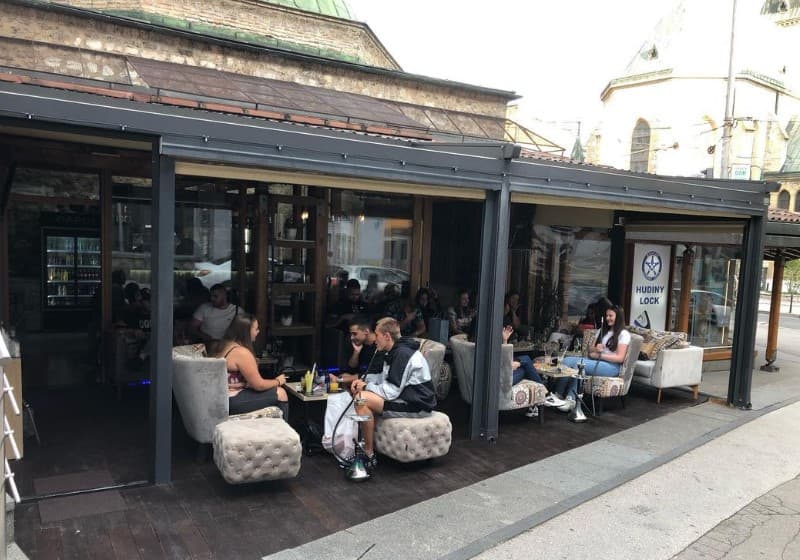 Razbio portal na kafiću u centru Sarajeva: Policija ga uhapsila