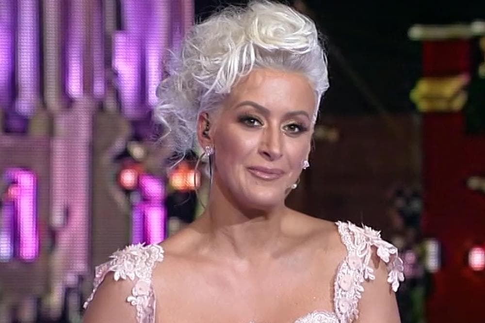 Dušica Jakovljević slikom iz kupatila zapalila mreže: Obline prekrila peškirićem