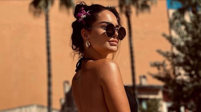 “Žena od sultana” mami uzdahe u minijaturnom bikiniju