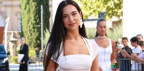 Dua Lipa krši pravila: U prozirnoj bijeloj haljini došla na vjenčanje prijatelja