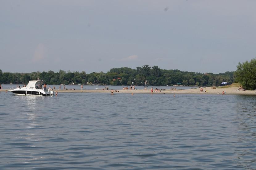 Treće tijelo je izvučeno oko 21:15 sati, a nalazilo se na oko 150 metara od plaže Lido na Ratnom ostrvu - Avaz