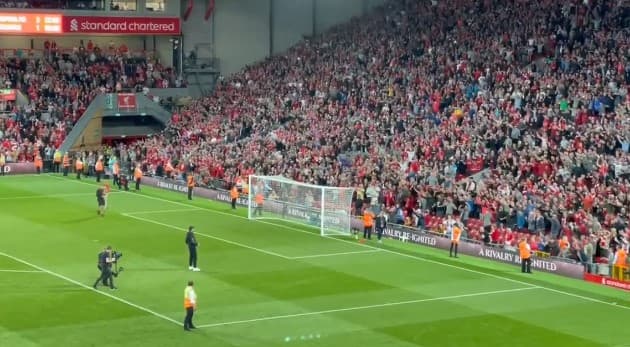 Liverpul pobijedio golom u 98. minuti, pogledajte kako je Klop slavio s navijačima nakon meča