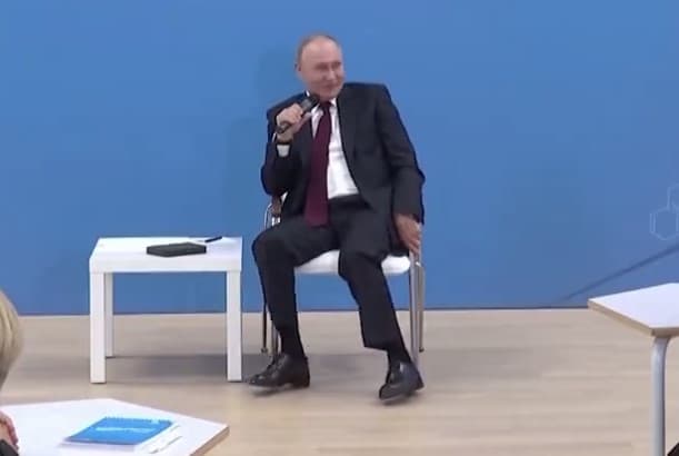 Novi snimak Putina privukao pažnju: Noga neobično trza tokom razgovora, da li je zaista bolestan?