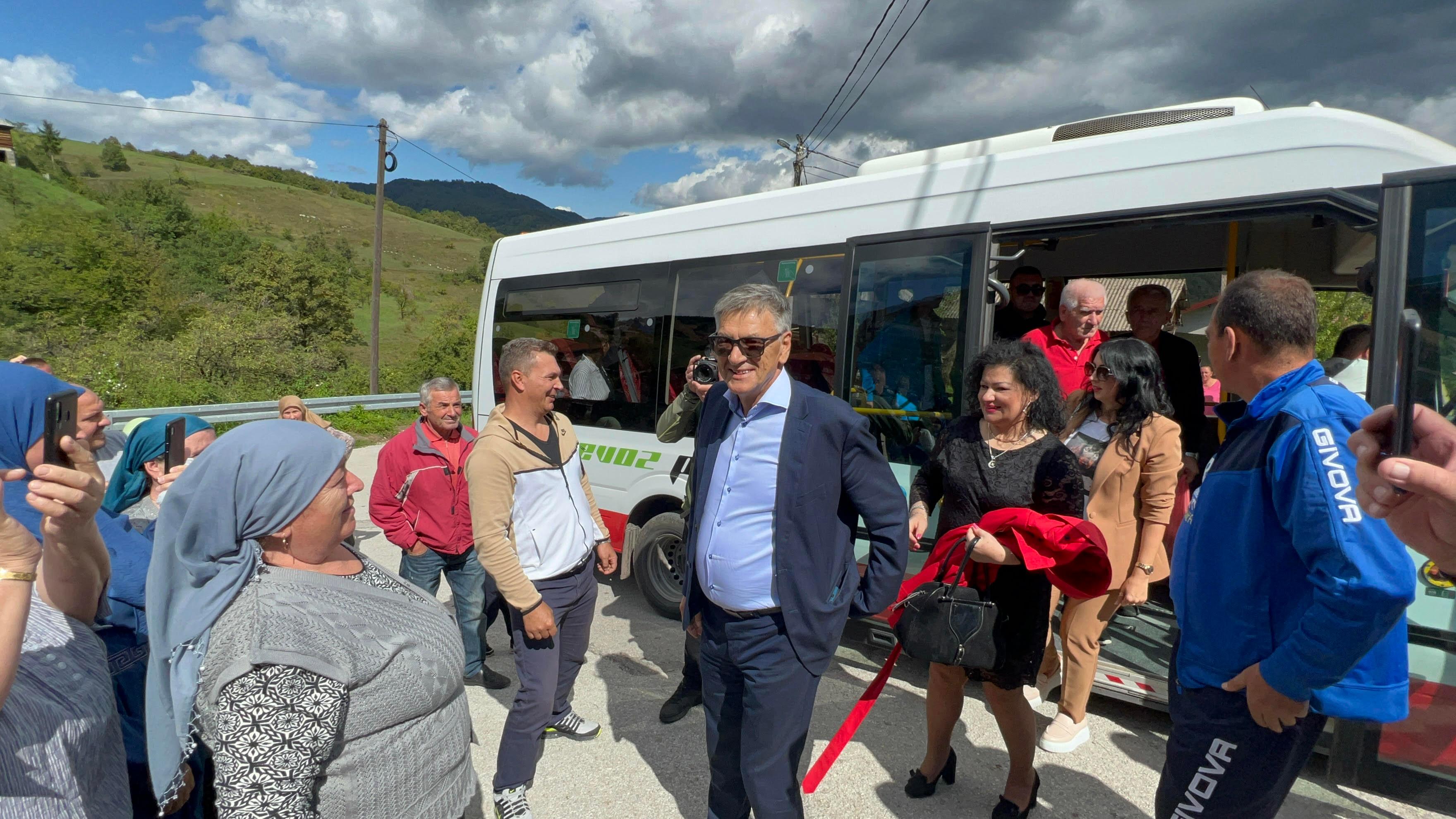 Kasumović se simbolično provozao u autobusu: Mještani Varde po prvi put dočekali redovnu autobusku liniju