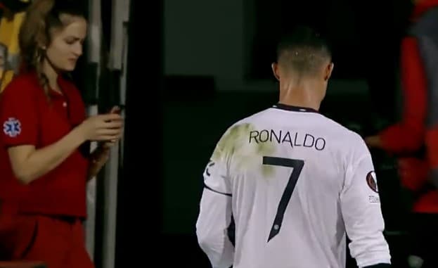 Ronaldo na meti kritika, pogledajte kako je reagirao kada je djevojka zatražila fotografiju s njim