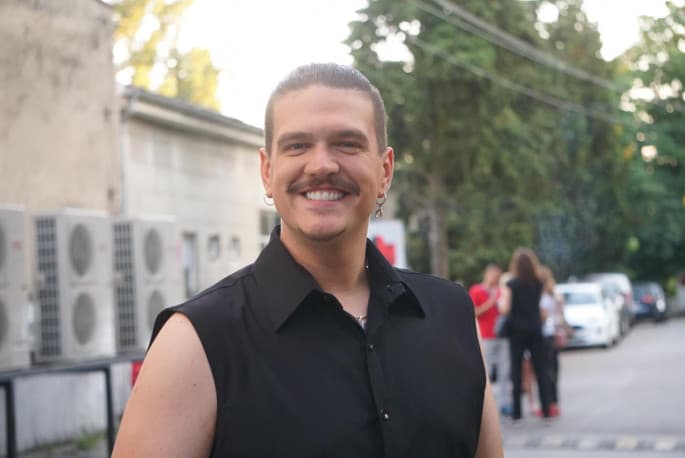 Isak više nema posla, sada vozi starog Fiću