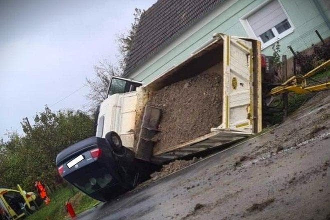 Automobilom preticao kamion, uletio u "makazice" i završio na krovu