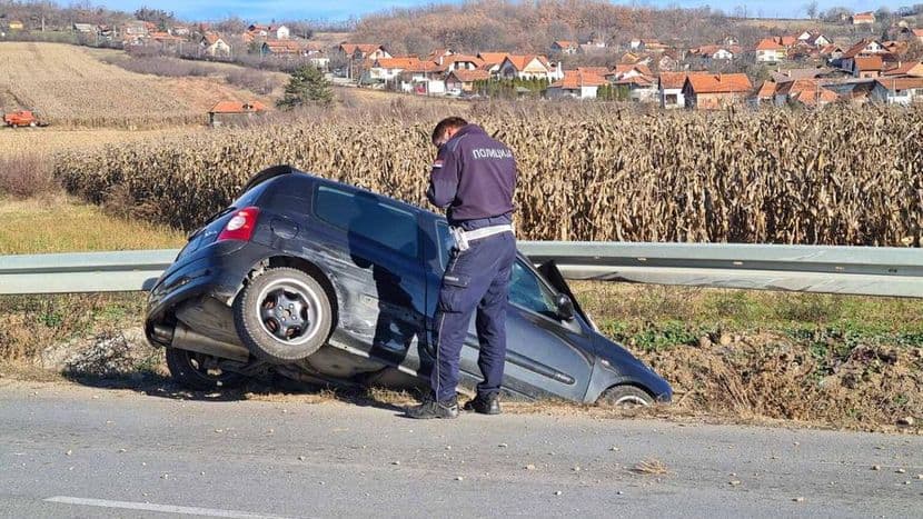 Muškarca ubola osa dok je bio za volanom: Doživio šok, sletio s puta i udario u betonski stub