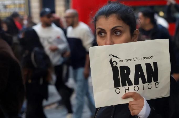 Iranku uhapsili jer je jela u kafiću bez hidžaba
