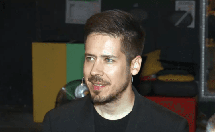 Nikola Rokvić nosi masku za disanje