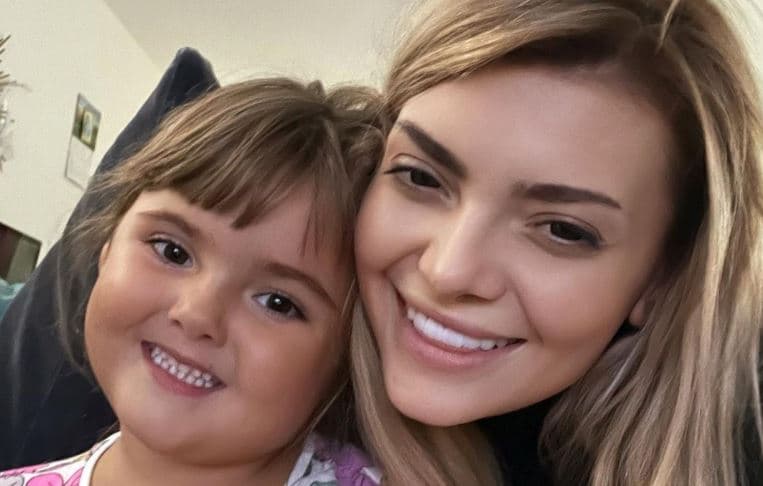 Ella Dvornik pozirala modno usklađena sa kćerkom i pobrala sve simpatije