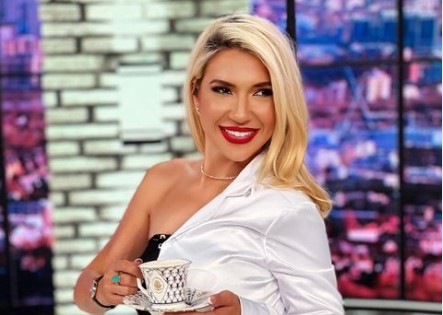 Jovana Jeremić u crvenom miniću bacila sve u trans