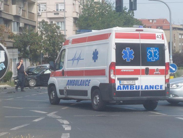 Užasna nesreća: Dječak koristio telefon i ispao iz autobusa, pa na njega naletio automobil