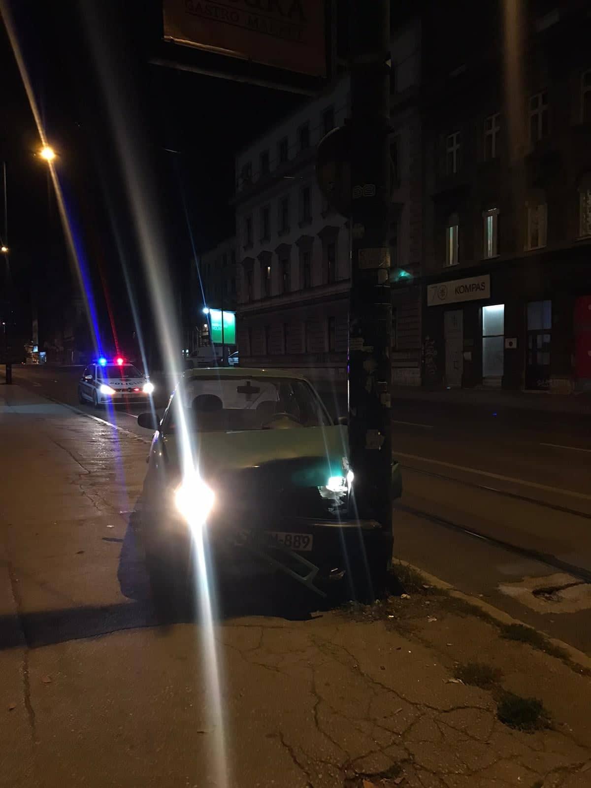 Nesreća u Sarajevu: Vozilom se zabio u banderu