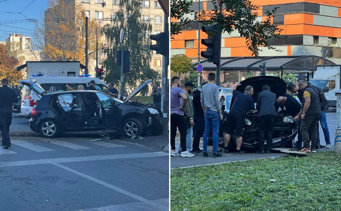 Nesreća u Sarajevu: Pokosio semafor i saobraćajni znak, ogromna šteta na autu
