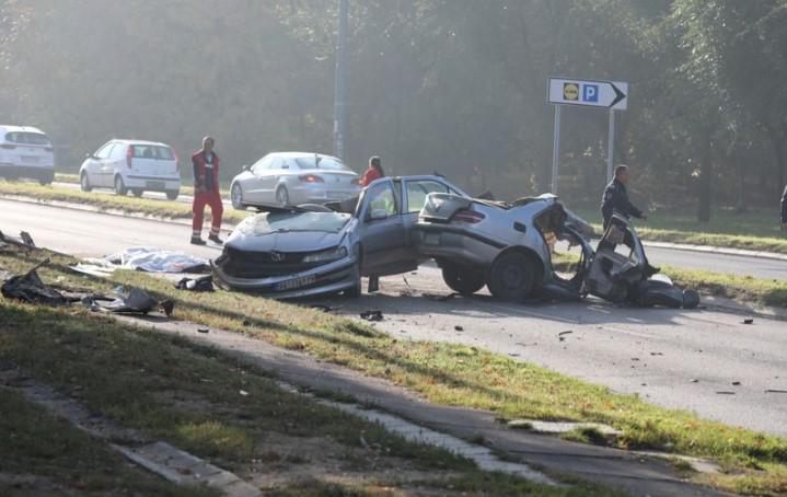Prve fotografije jezive nesreće: Automobil prepolovljen, stradale dvije osobe