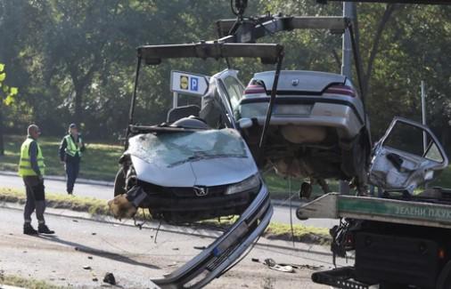 Zastrašujuće fotografije: Pauk ne može da podigne prepolovljeni Peugeot