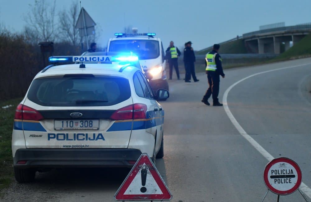 Osamnaestogodišnjak vozio bez vozačke motor, zabio se u kanal i most pa poginuo