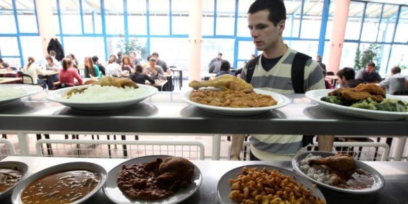 Studenti prijavili da su u menzi našli crve u pohovanom mesu, stigao nalaz inspekcije