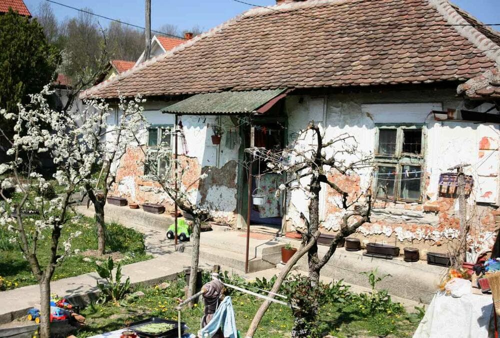 Ovo je trošna kuća u kojoj je rođena Rada Manojlović: Imali su poljski WC i kupanje im je bilo snalaženje