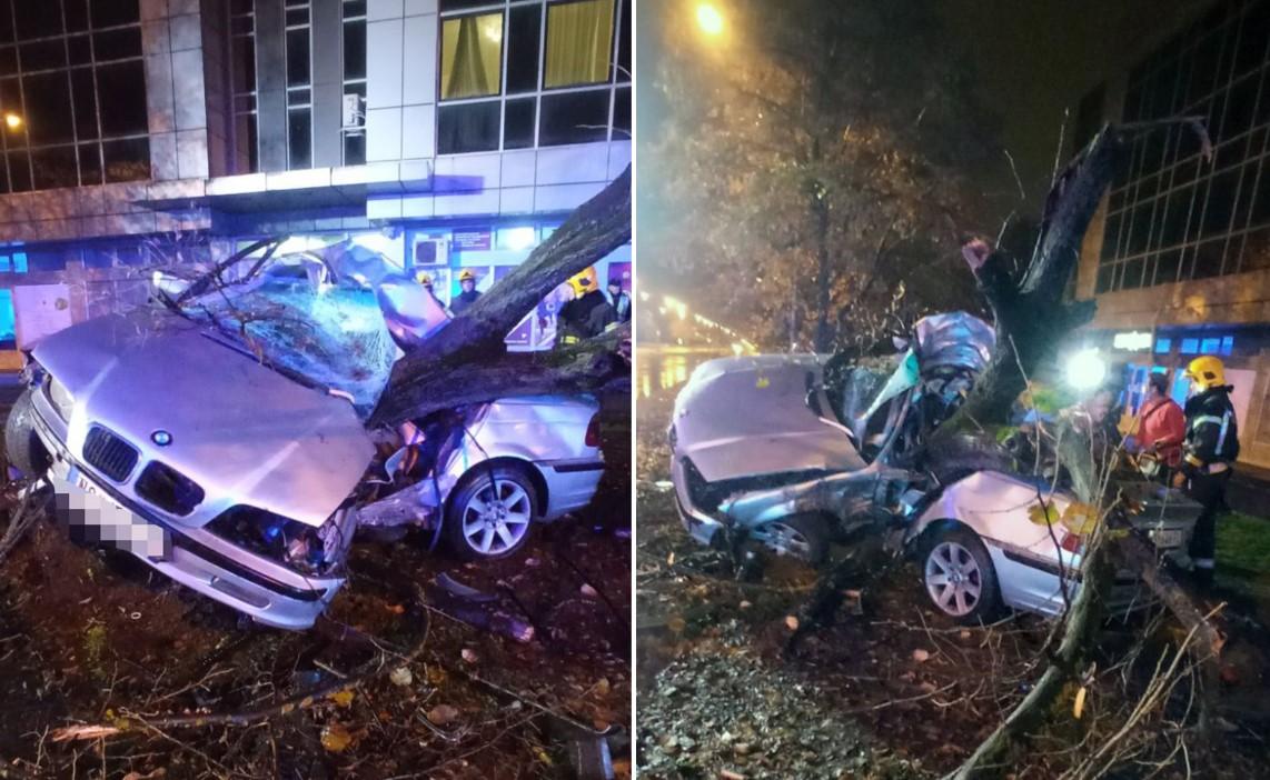 Drvo prošlo kroz BMW: Jezive slike nesreće u Novom Sadu, mladić mrtav, tinejdžerka se bori za život