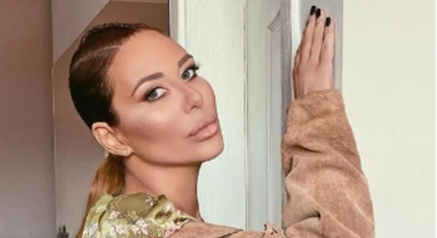 Ana Nikolić hoda bez grudnjaka, svađa se sa vozačem i izbacuje noge kroz prozor