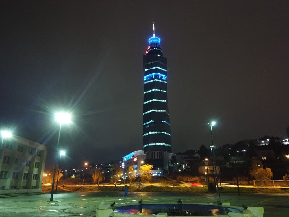 Povodom Međunarodnog dana djeteta: "Avaz Twist Tower" i "Radon Plaza" u plavoj boji