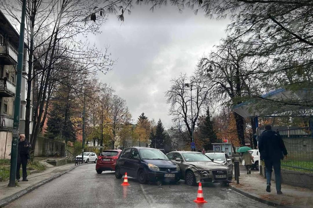 Sudar kod KCUS-a: Učestvovala dva vozila, dvije osobe zatražile ljekarsku pomoć