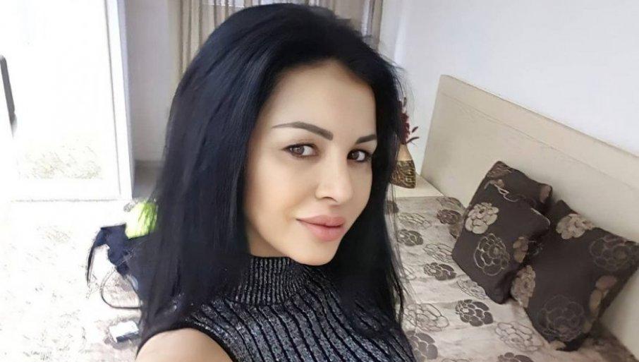 U 48. godini pokazala izvajanu zadnjicu: Najzgodnija je na estradi
