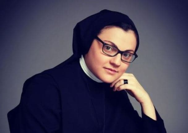 Časna sestra prije 8 godina postala pjevačka senzacija: Napustila je sveti poziv i danas izgleda neprepoznatljivo