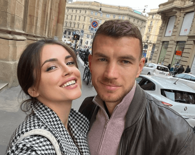 Amra Džeko: Čestitala Dan državnosti uz suprugovu fotografiju