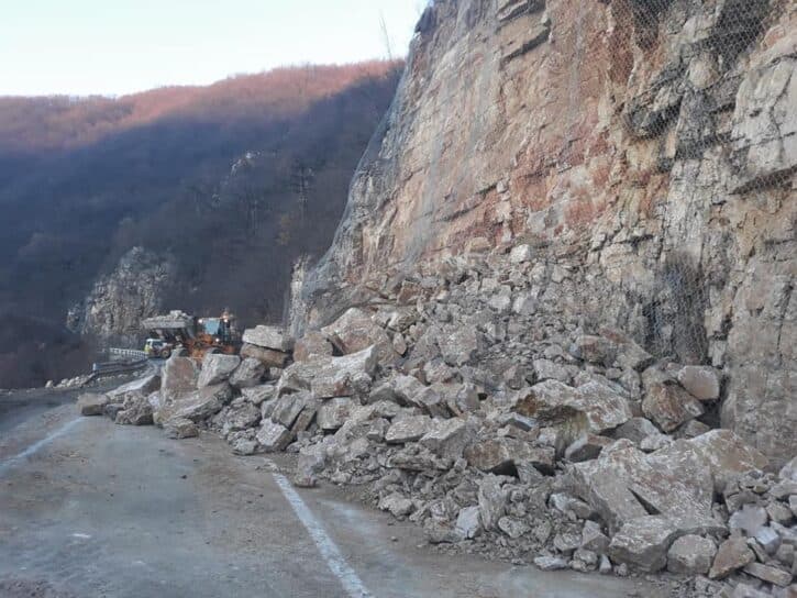 Iz BIHAMK-a upozoravaju: Kolovoz je mokar, učestali odron kamenja