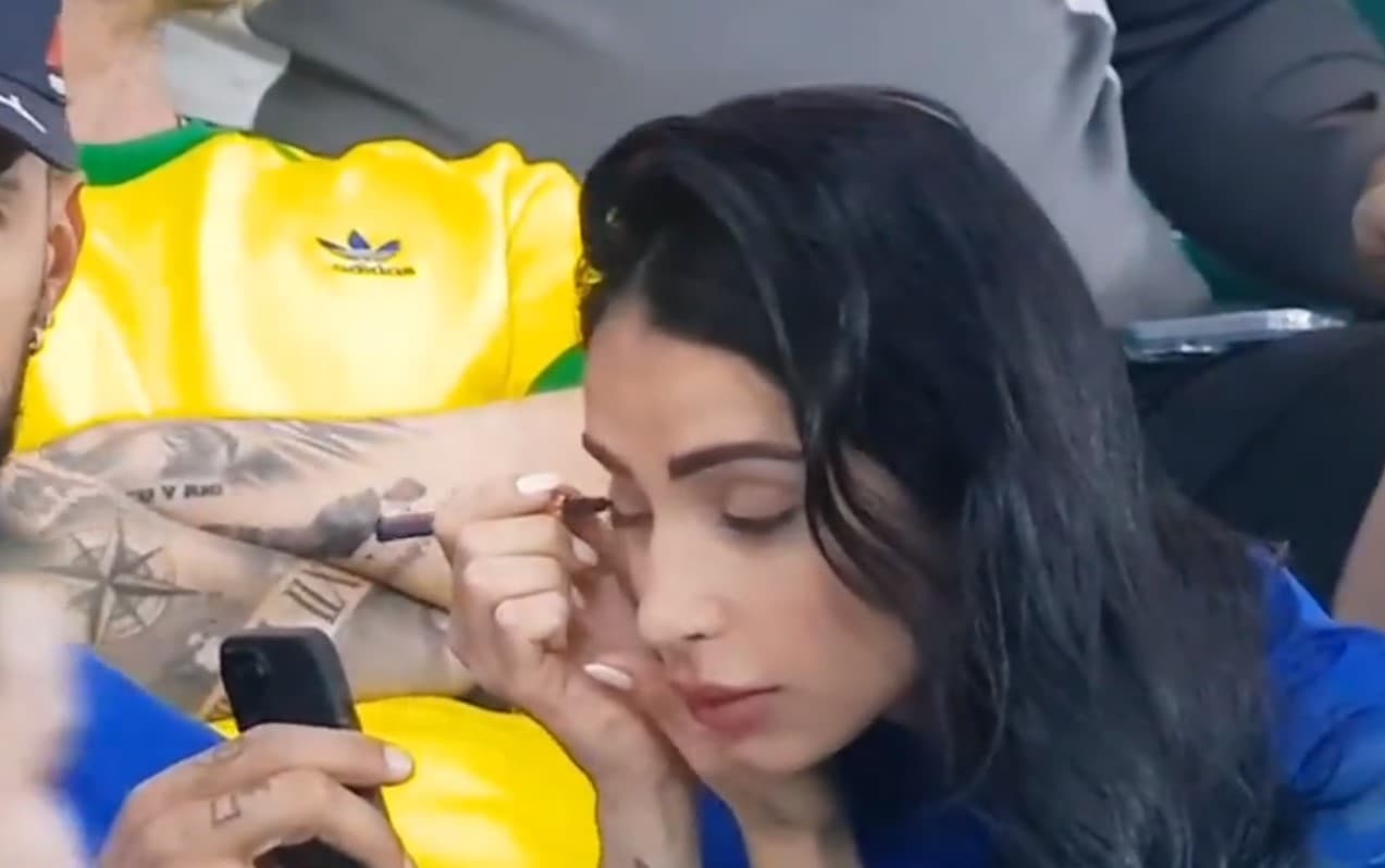 Video iz Katara postao viralan: Dok se šminkala momak je nekome namignuo