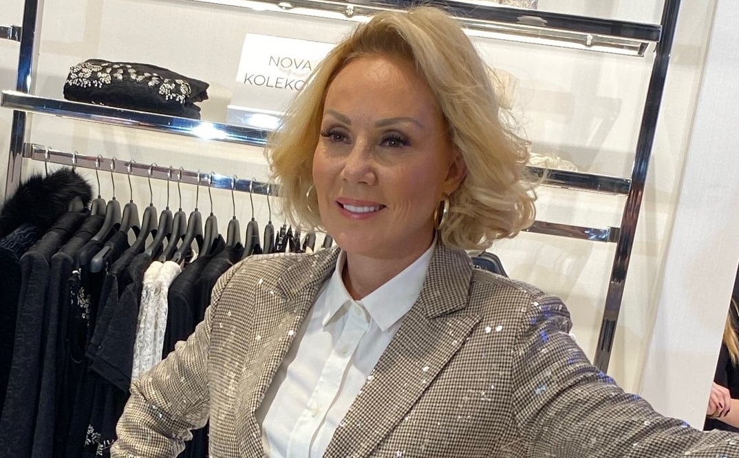 Lepa Brena s dekolteom do pupka plijenila pažnju na reprizi dočeka u Beogradu