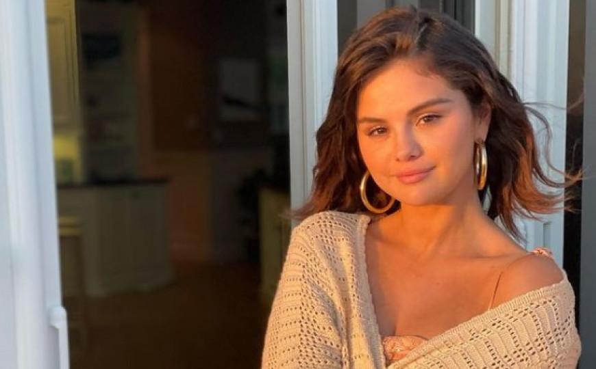 Selena Gomez se skinula u kostim i pokazala obline: Društvo joj pravili Bekham i Nikola Pelc