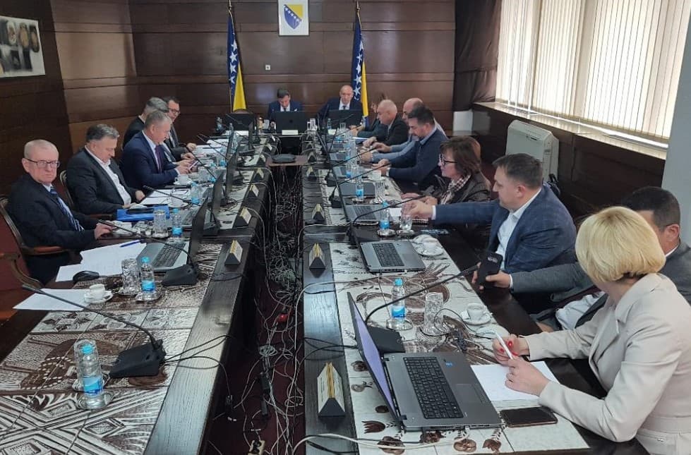 Počela sjednica Vlade FBiH: Na dnevnom redu smanjenje cijene gasa, najniža plata...